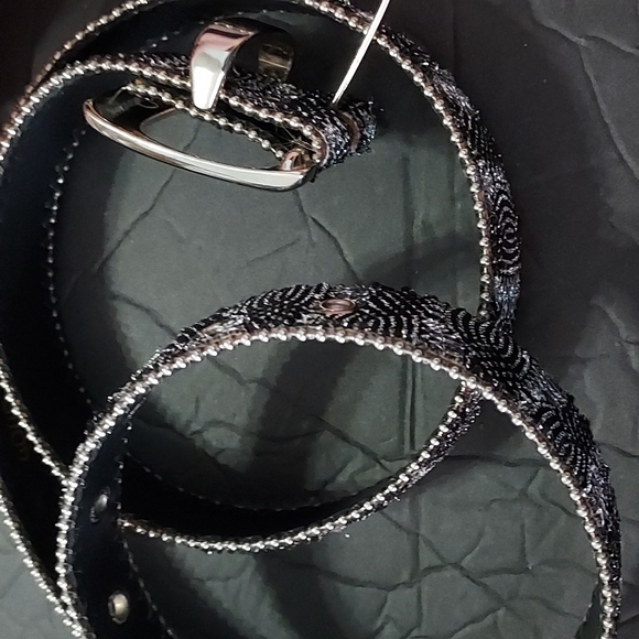 Glitter Elite Belt Size Large measure 35inches to last hole.  Blk/Silver EUC. - Picture 5 of 5